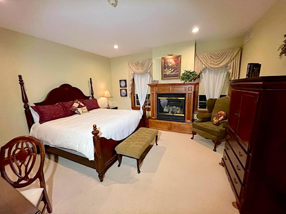 Deluxe King Room interior
