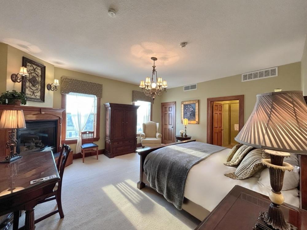 Deluxe King Room interior