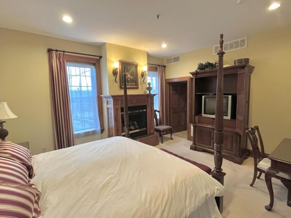 Deluxe King Room interior